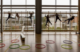 Flerbrukshall. Klatrende barn