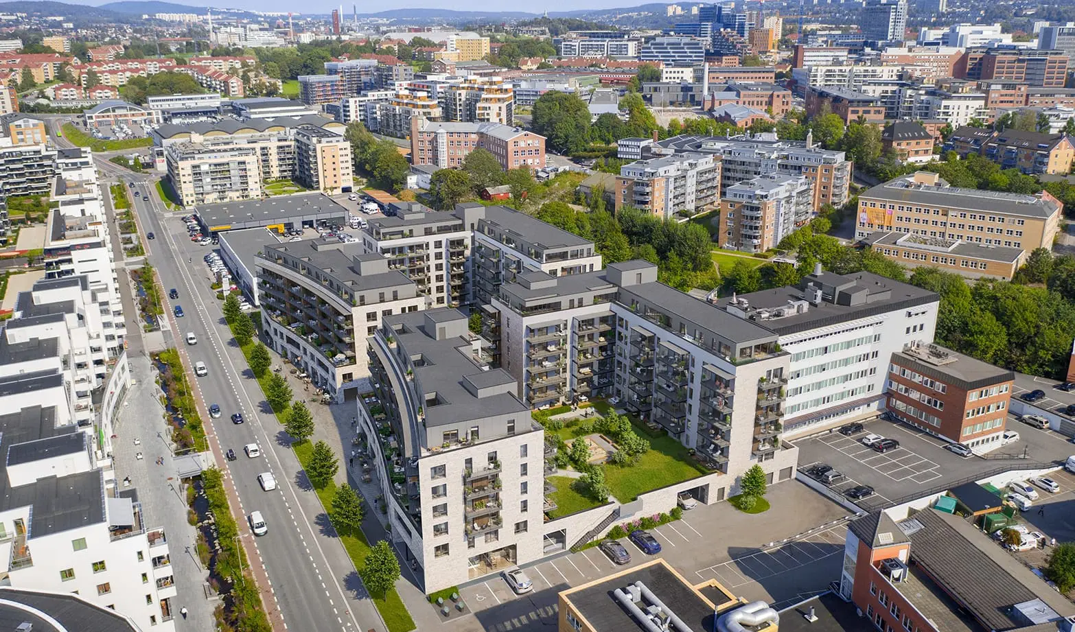 Locus Ensjø, Gladengveien. Fasaden har lys tegl i kombinasjon med malt panel og lys platekledning. Bygningen er buet mot Ellipseplassen. Bygningene leker med form og dybde, med utkragede balkonger, og inntrukne partier.