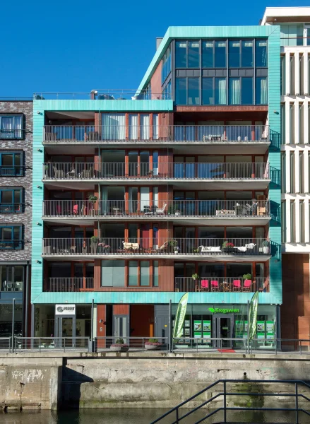 tjuvholmen, maritim arkitektur, og leiligheter med sjøutsikt. fasader med spreke og varierte farger på detaljer og balkonger