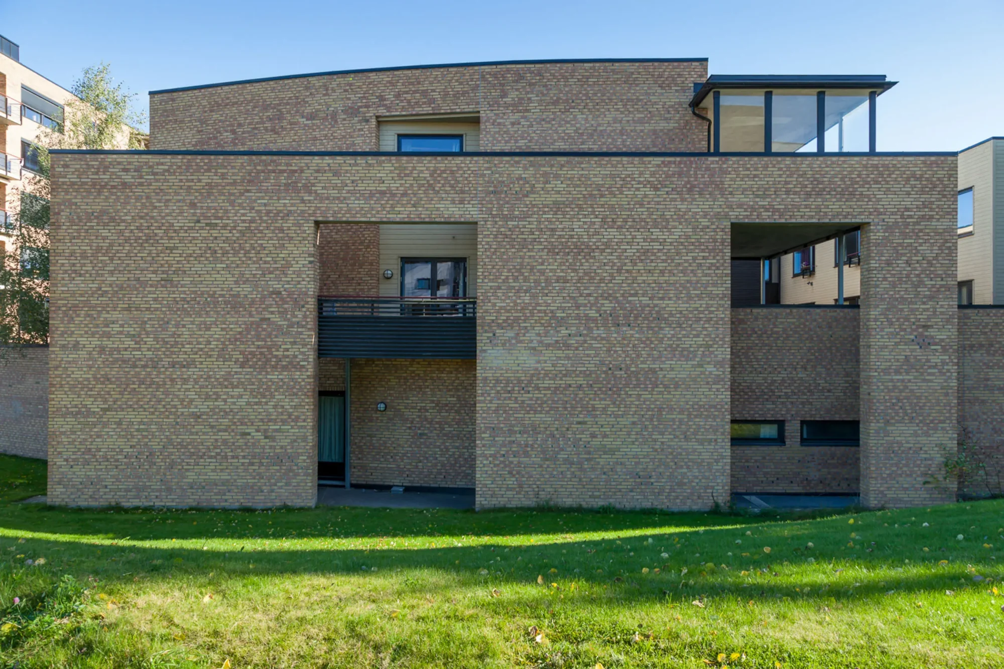 rolvsrudhjemmet, sykehjem og omsorgsboliger. Fasade i lys brun tegl og detaljer i varierte farger.