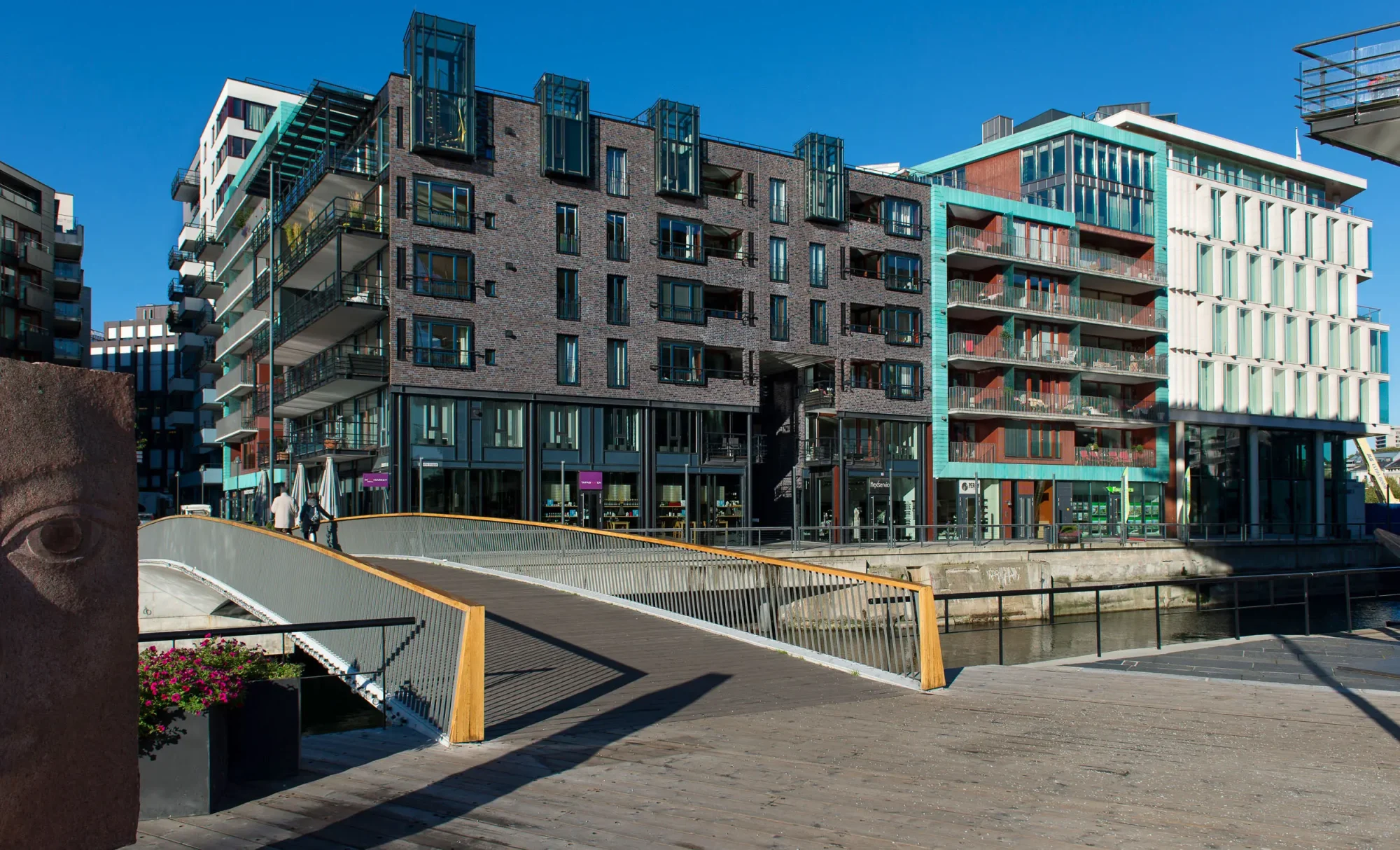 tjuvholmen, maritim arkitektur, og leiligheter med sjøutsikt. fasader med spreke og varierte farger på detaljer og balkonger