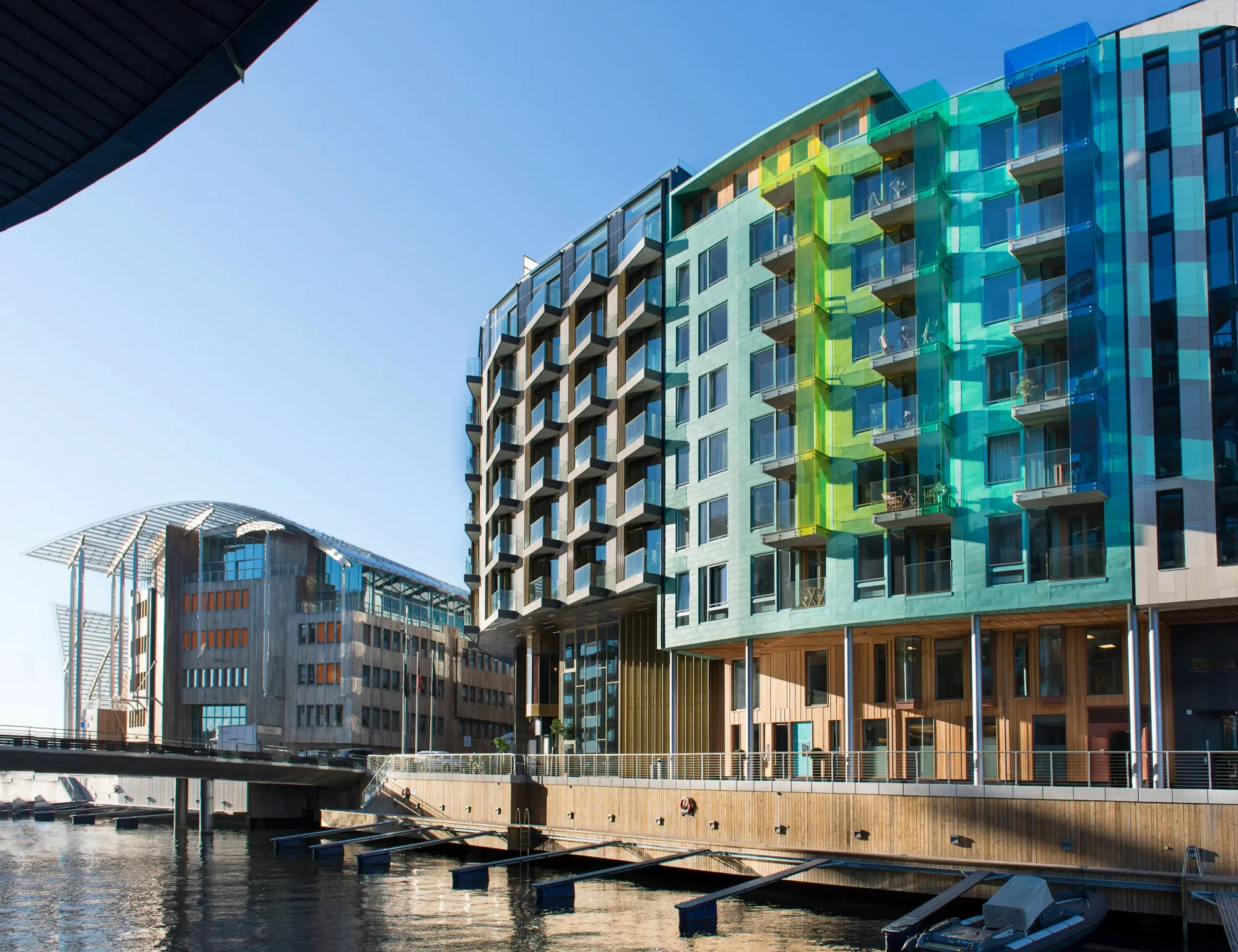 tjuvholmen, maritim arkitektur, og leiligheter med sjøutsikt. fasader med spreke og varierte farger på detaljer og balkonger