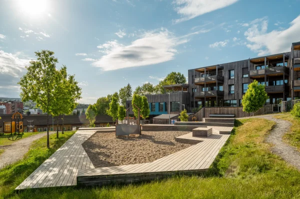 Løkenåsen barnehage og omsorgsboliger uteareal fasade lekeareal trekledning solceller