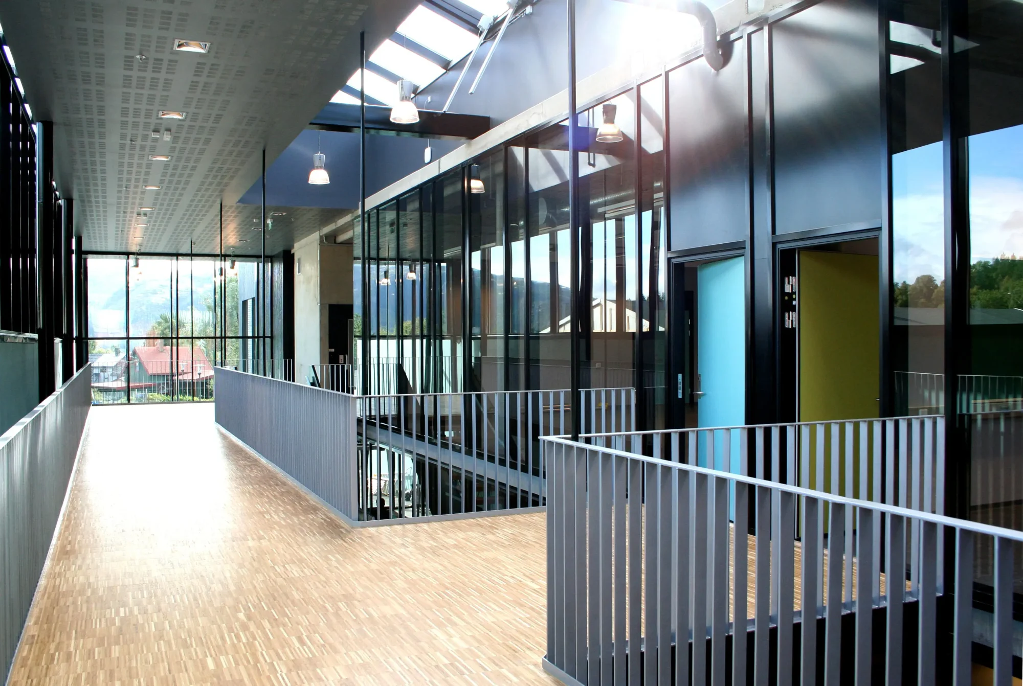 olav duun videregående skole (vgs), interiør. Bygget har hatt fokus på generalitet, fleksibilitet og bærekraftig materialbruk. Interiøret er preget av treverk, sorte overflater og spreke farger
