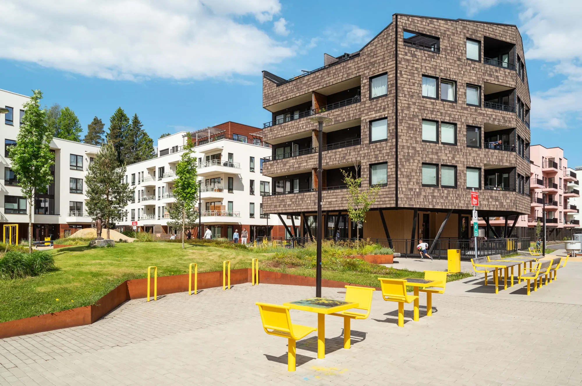 skårerbyen med kongla - en generator, som skiller seg ut med mørk skjermtegl, asymmetri, skråtak, og inntrukket balkonger. I konga finnes fellesfunksjoner til glede for beboere.