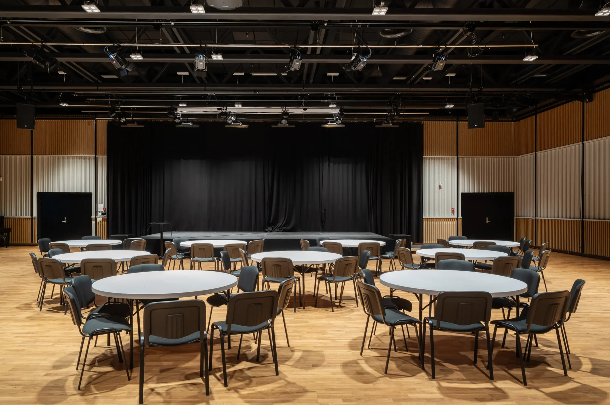 Engebrets promenade, Lillestrøm. Varme og hyggelige fellesarealer, blant annet med scene.