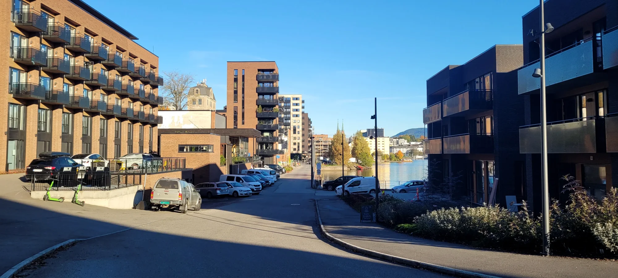 tyrili skien, senter for rehabilitering av rusavhengighet. Bygget står frem med tydelige teglpilastre, varmt trekledning og sorte detaljer i stål og perforerte plater. Bygget står i en urban kontekst ved Skienselva, med nye og historiske bygg som sine nærmeste naboer.