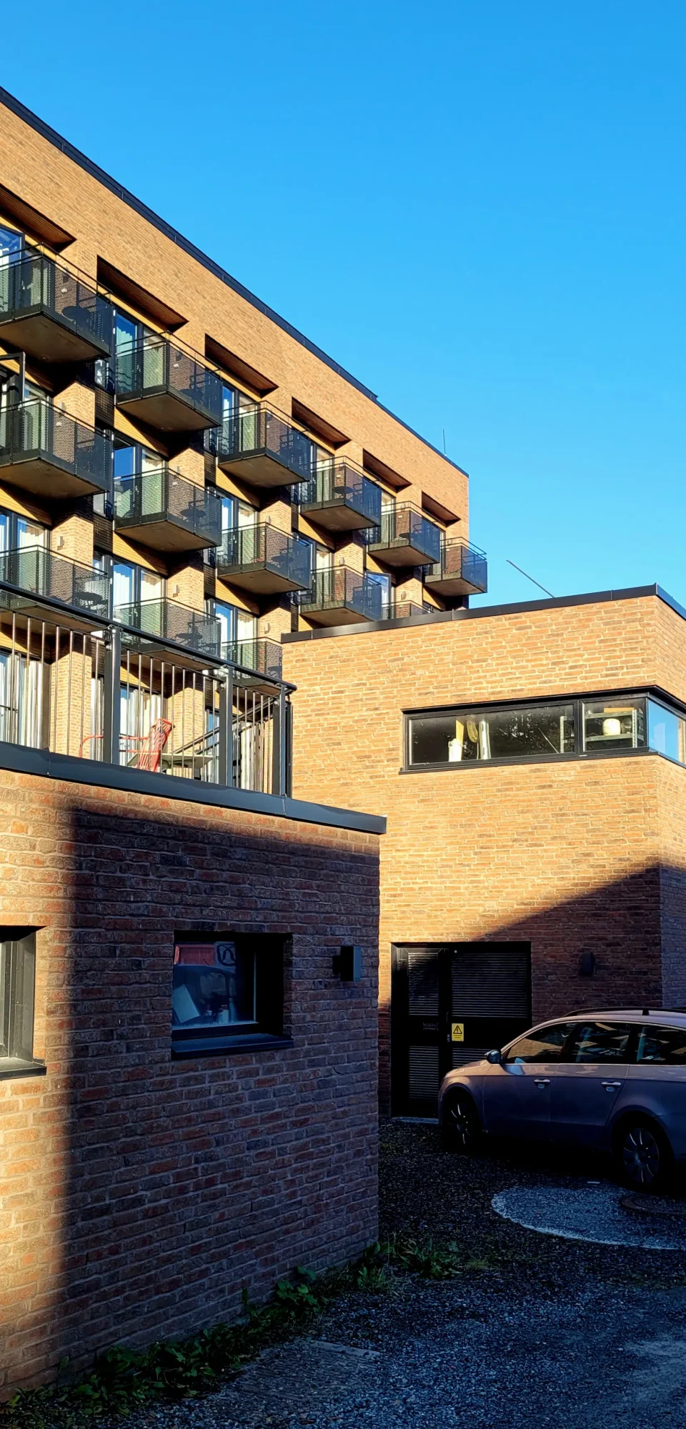 tyrili, skien har ettroms leiligheter med kjøkken og bad i plan 2 til 8, og administrasjon og fellesarealer i plan 1. bygget har rød tegl i kombinasjon med sorte balkonger med platekledning, og store vindusflater.