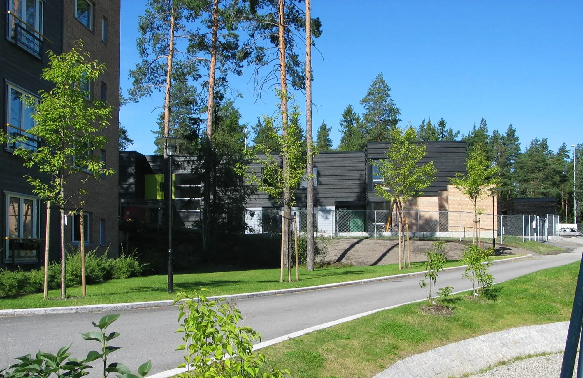 Rolvsrud park, Rolvsrud barnehage. Sort treverk med innslag av farger