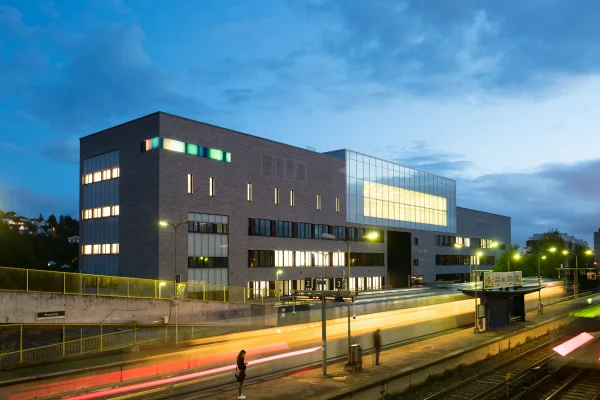 Brynseng skole, Bryn, Alna. Arealeffektiv barneskole, med høye energiambisjoner. Passivhusstandard og solceller på vegg gir nesten et nullenergibygg. Flerbrukshall på taket.