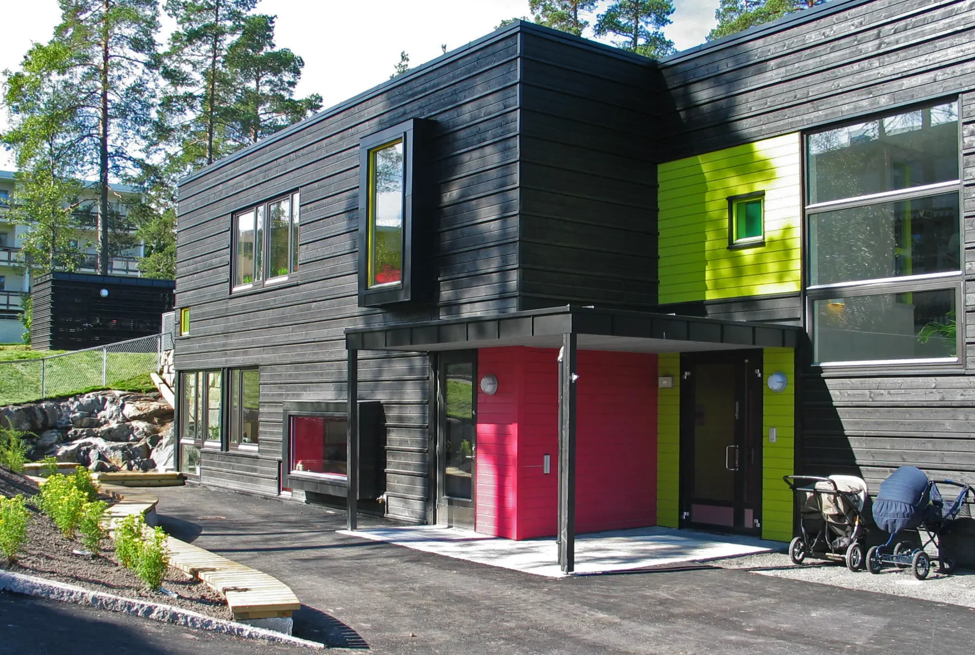 Rolvsrud park, Rolvsrud barnehage. Sort treverk med innslag av farger