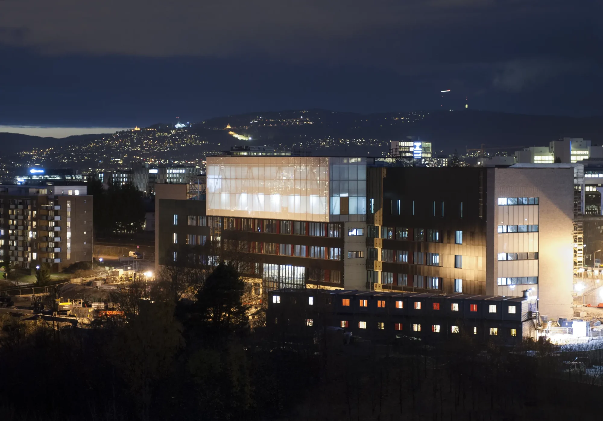 Brynseng skole, Bryn, Alna. Arealeffektiv barneskole, med høye energiambisjoner. Passivhusstandard og solceller på vegg gir nesten et nullenergibygg. Flerbrukshall på taket.