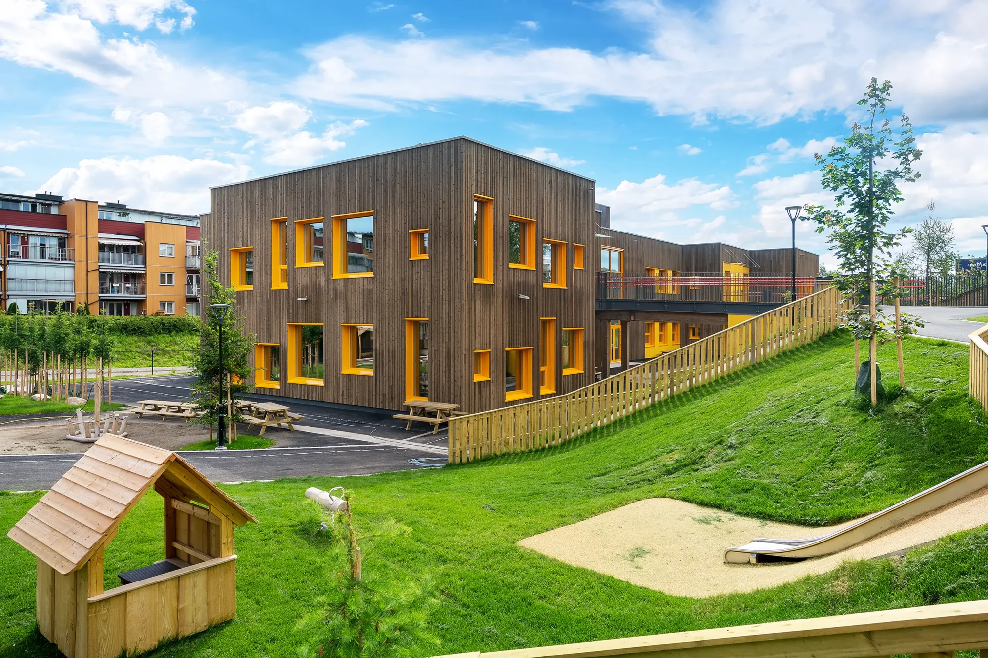 vollebekk barnehage, åtte avdelinger. massivtre. Barnehagen bruker tomtas naturlige topografi, som utgangspunkt for opparbeidelse av uteområdene.