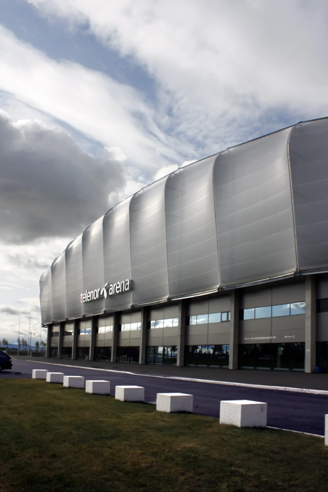 Fornebu arena, Telenor arena, Unity. Et signalbygg, som karakteriseres av en stor takduk som brer over arenaen, og kan lyssettes for å sette ulike stemninger ved diverse arrangement.