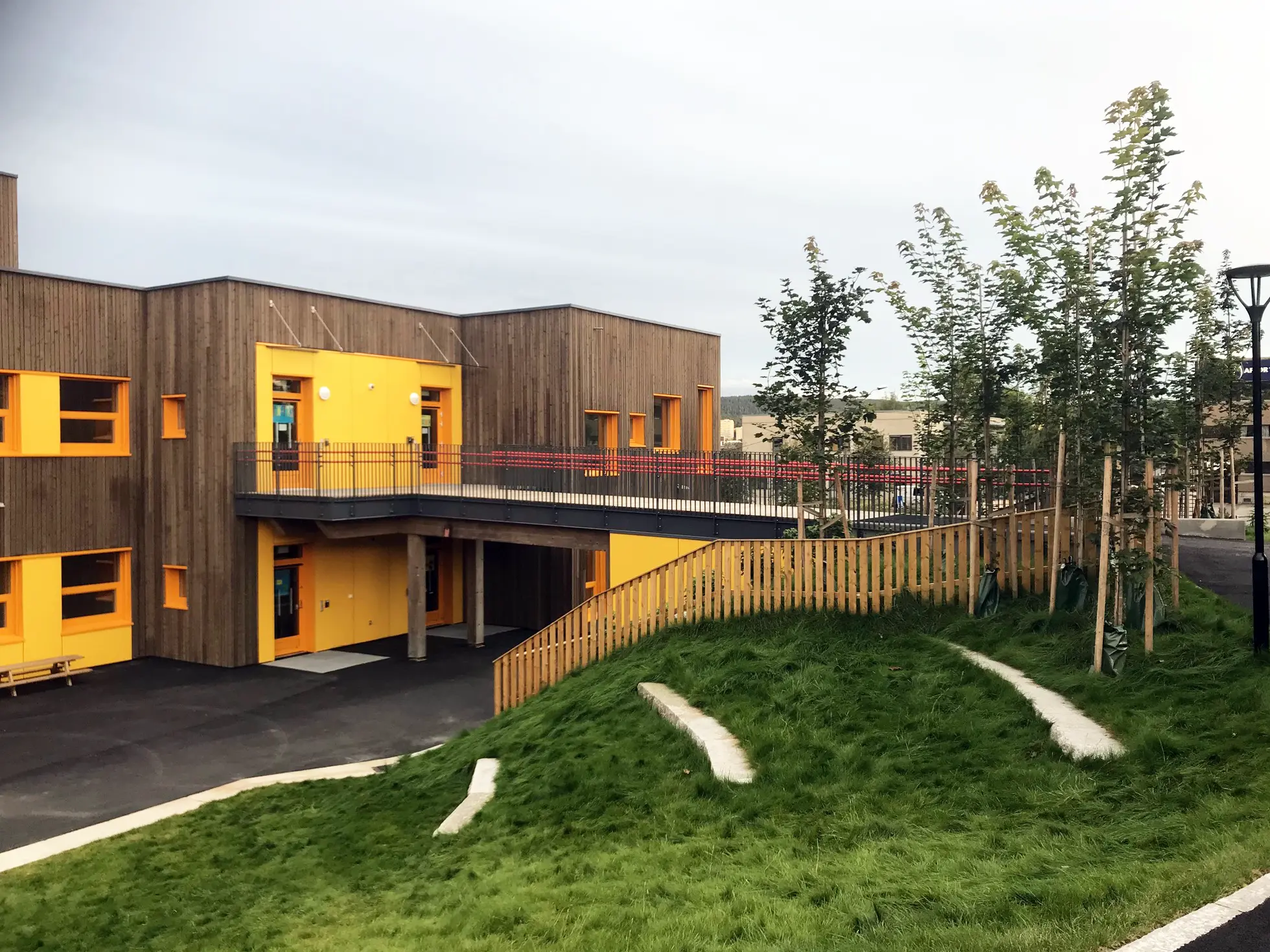 vollebekk barnehage, åtte avdelinger. massivtre. Barnehagen bruker tomtas naturlige topografi, som utgangspunkt for opparbeidelse av uteområdene.