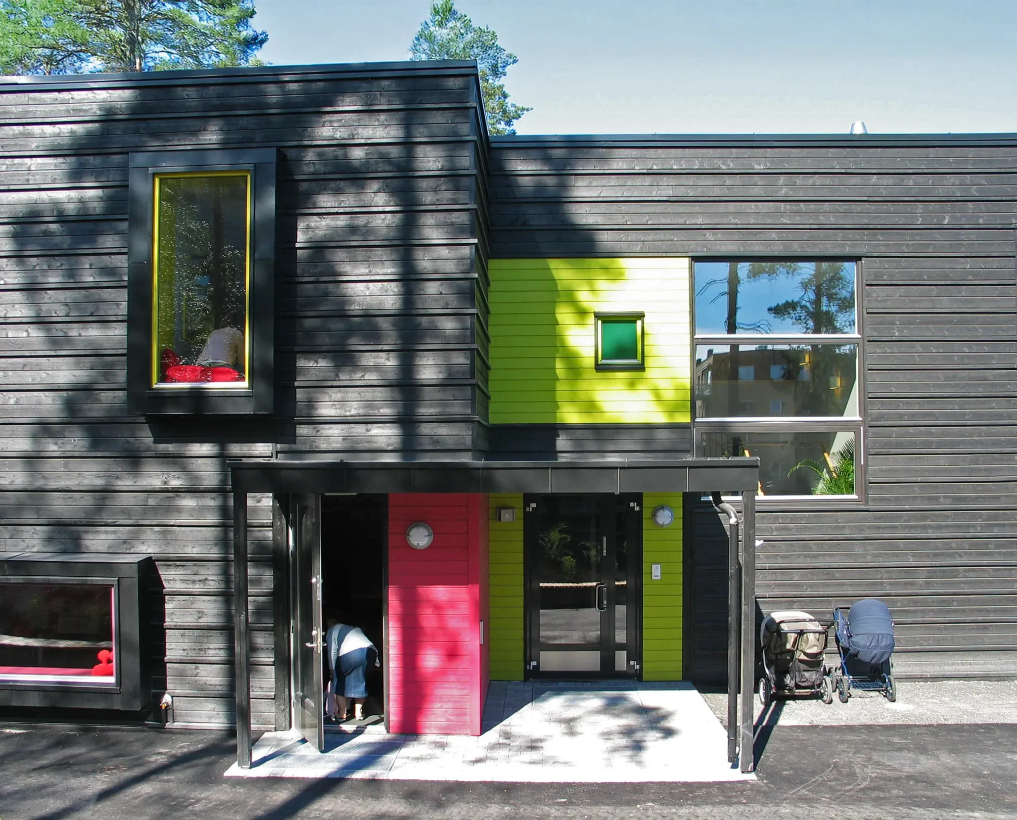 Rolvsrud park, Rolvsrud barnehage. Sort treverk med innslag av farger