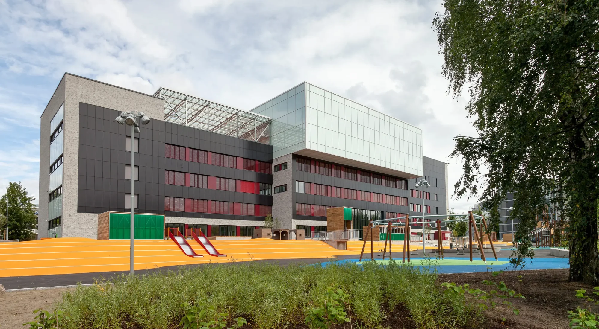 Brynseng skole, Bryn, Alna. Arealeffektiv barneskole, med høye energiambisjoner. Passivhusstandard og solceller på vegg gir nesten et nullenergibygg. Flerbrukshall på taket.