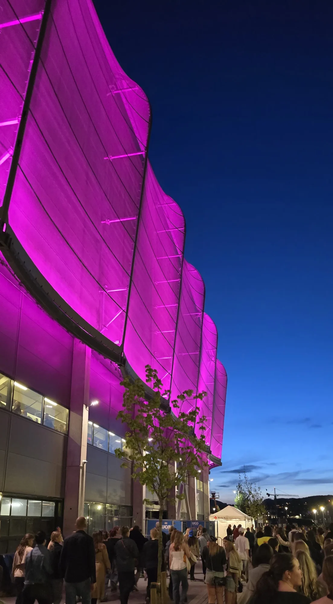 Fornebu arena, Telenor arena, Unity. Et signalbygg, som karakteriseres av en stor takduk som brer over arenaen, og kan lyssettes for å sette ulike stemninger ved diverse arrangement.