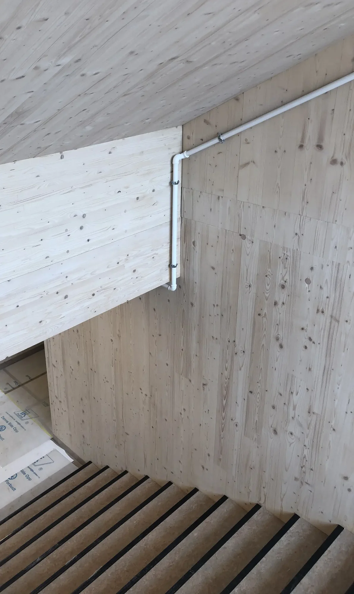 vollebekk barnehage, åtte avdelinger. massivtre, som også er eksponert i interiøret.