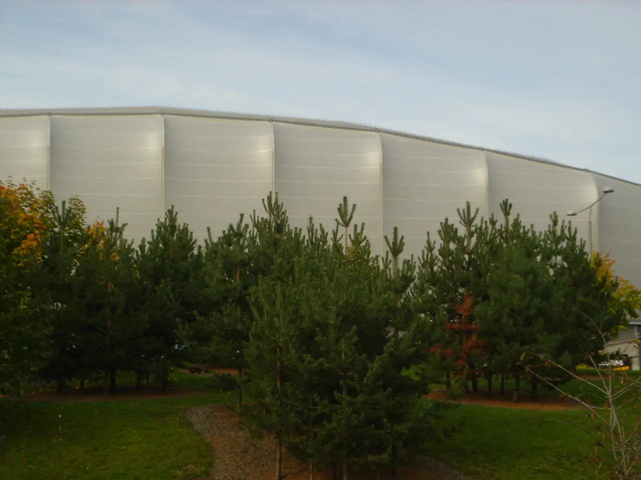 Fornebu arena, Telenor arena, Unity. Et signalbygg, som karakteriseres av en stor takduk som brer over arenaen, og kan lyssettes for å sette ulike stemninger ved diverse arrangement.