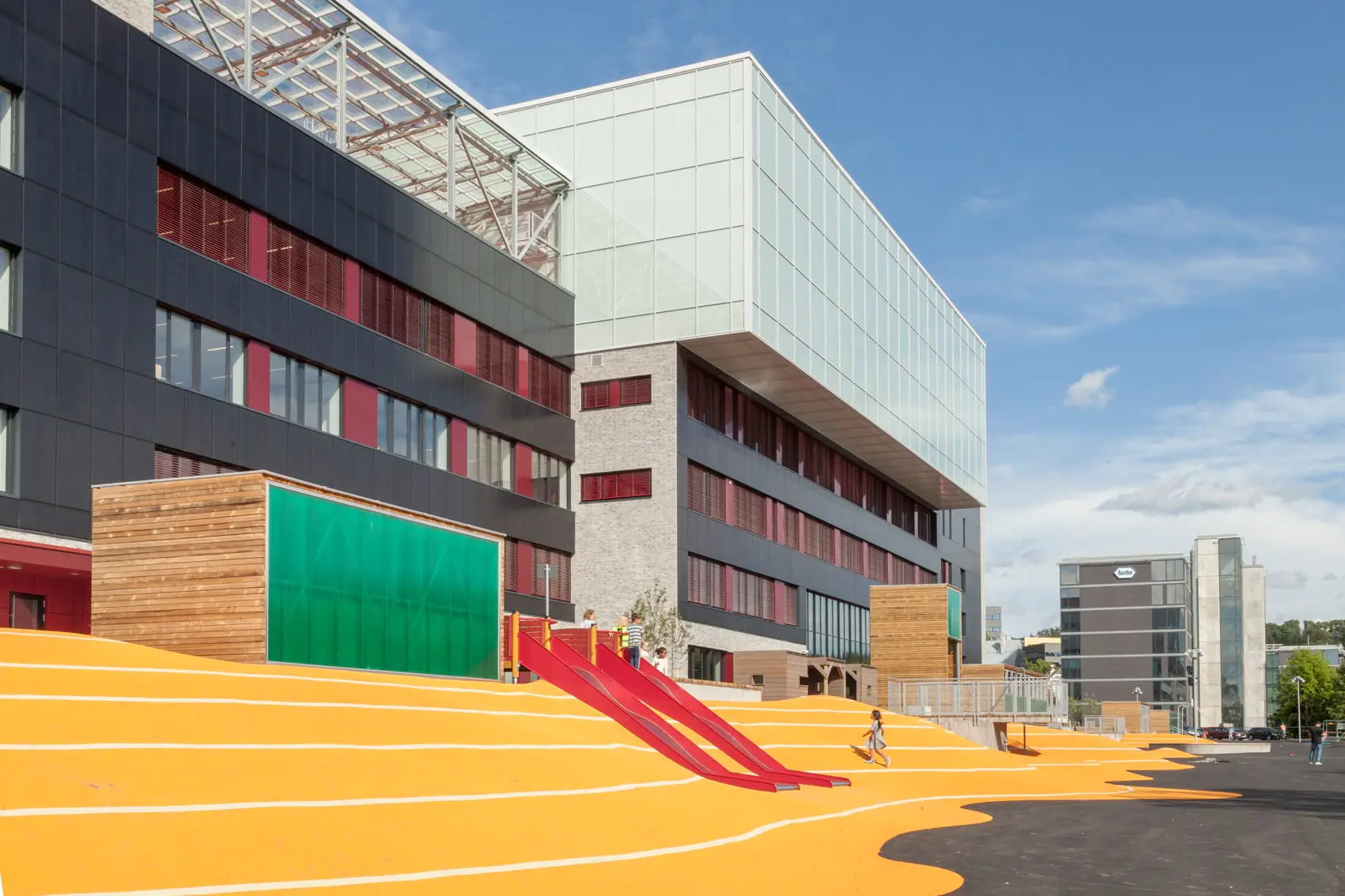 Brynseng skole, Bryn, Alna. Arealeffektiv barneskole, med høye energiambisjoner. Passivhusstandard og solceller på vegg gir nesten et nullenergibygg. Flerbrukshall på taket.