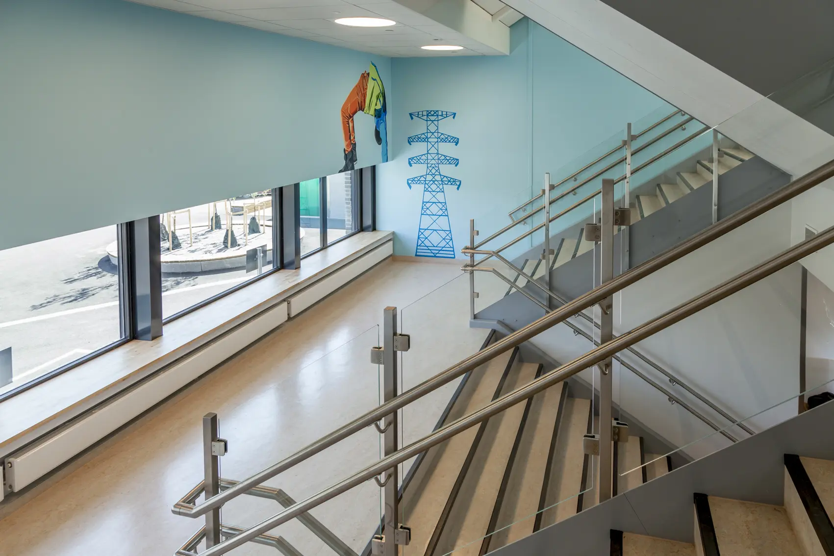 Brynseng skole, Bryn, Alna. Kunsterisk utsmykket trapperom i livlige farger