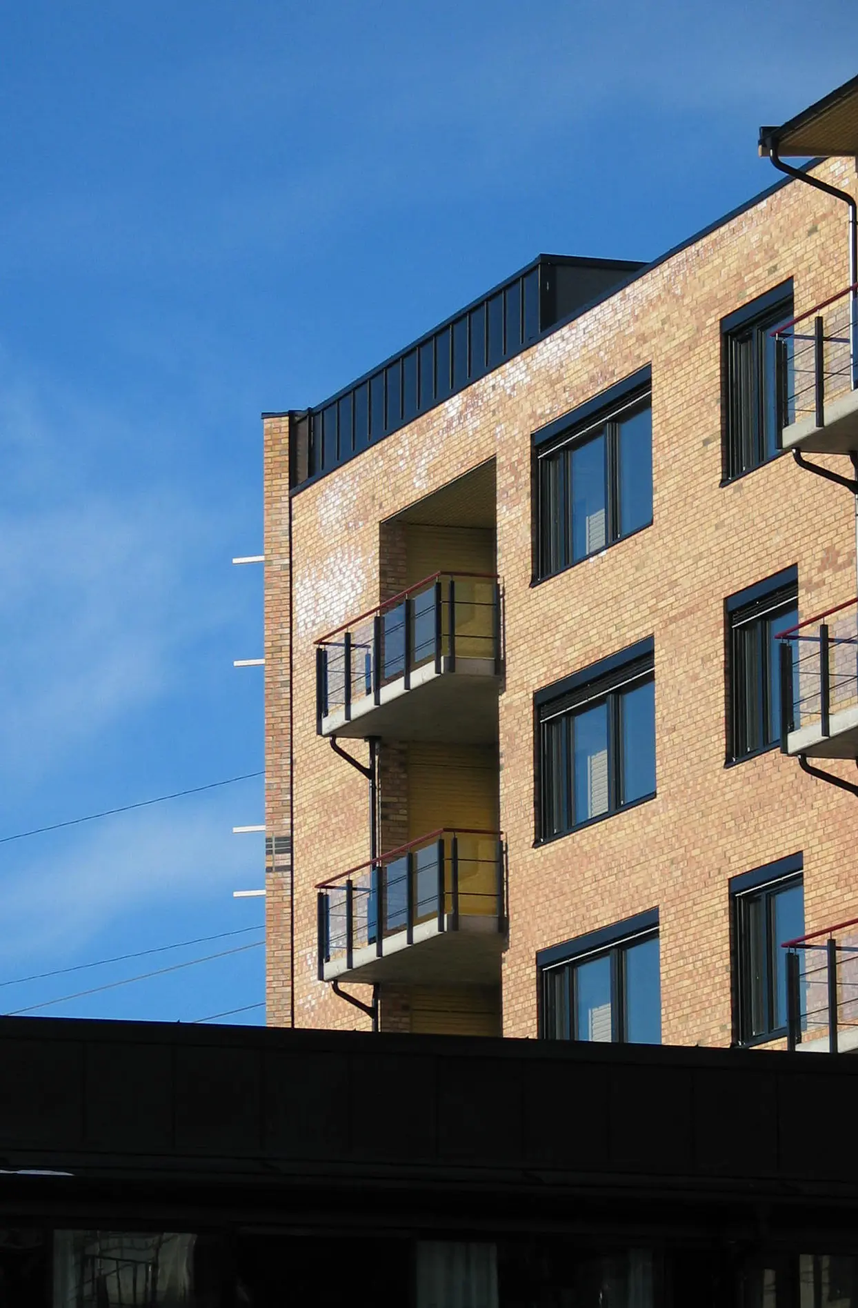 Rolvsrud park, fasade i beige tegl og sort trekledning