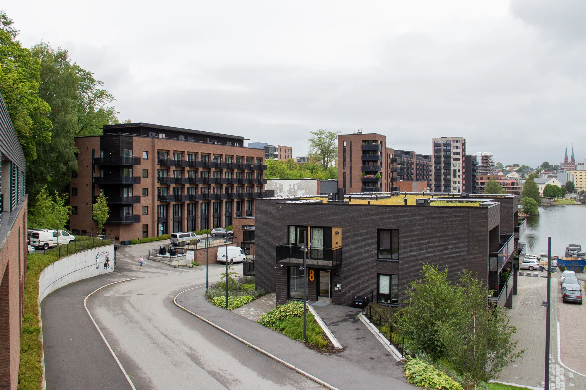 tyrili skien, senter for rehabilitering av rusavhengighet. Bygget står frem med tydelige teglpilastre, varmt trekledning og sorte detaljer i stål og perforerte plater. Bygget står i en urban kontekst ved Skienselva, med nye og historiske bygg som sine nærmeste naboer.