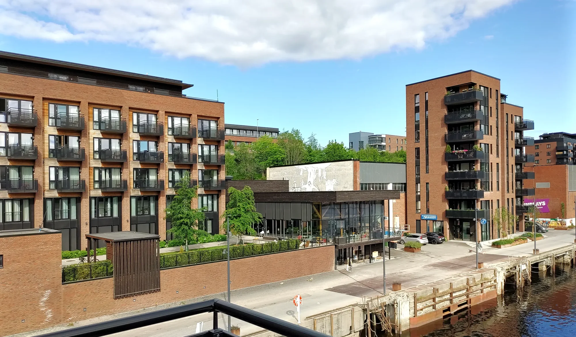 tyrili skien, senter for rehabilitering av rusavhengighet. rusomsorg. tydelige teglpilastre, varmt trekledning og sorte detaljer i stål og perforerte plater.