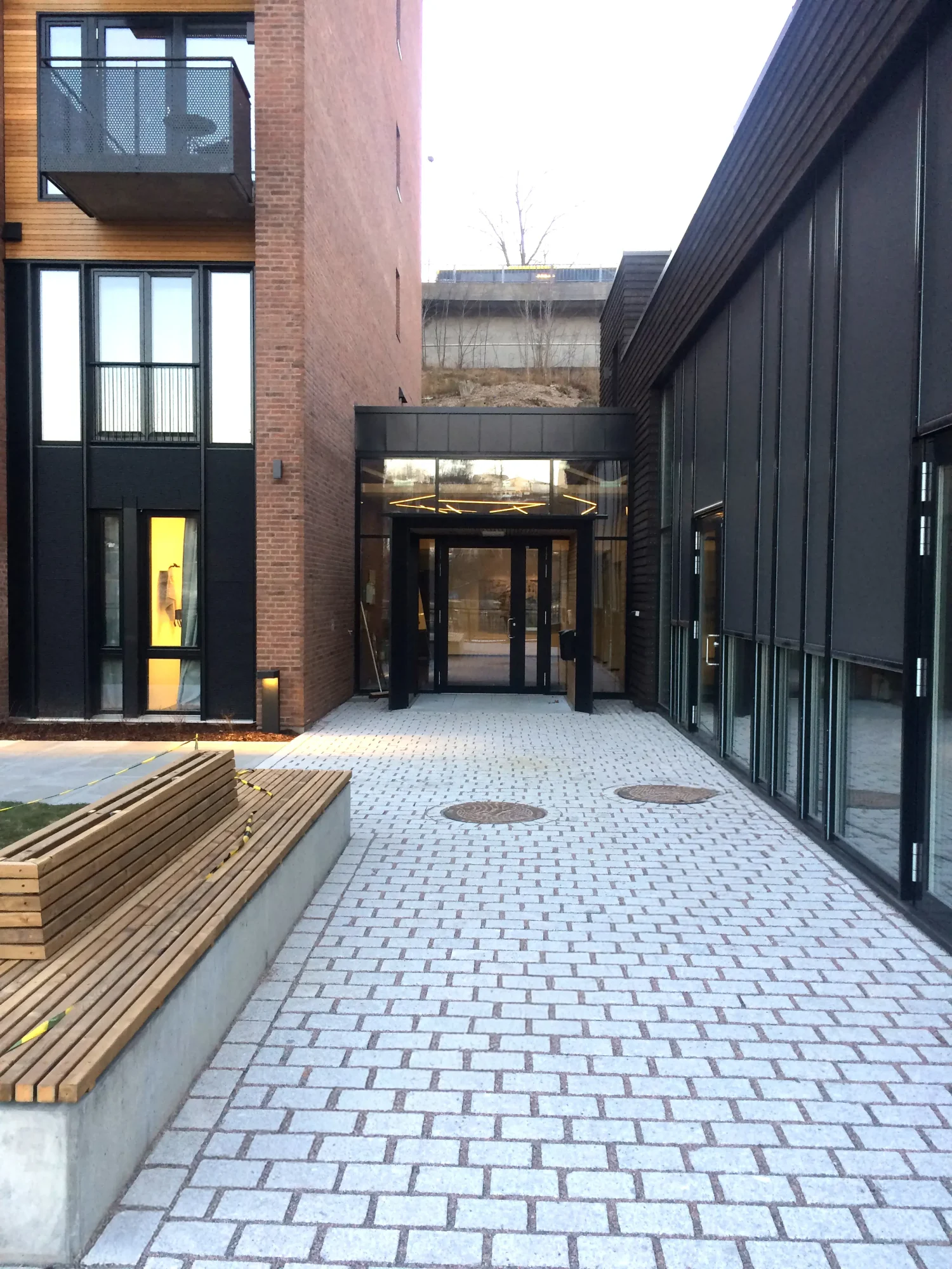 tyrili skien, senter for rehabilitering av rusavhengighet. Hovedinngang ligger mellom leilighetsbygget, og fellesarealene med kjøkken og storstue.