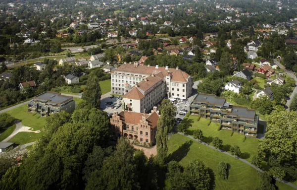 Ringstabekkveien 105, Ringhøyden, Øvre Stabæk gård. Dronebilde, eksisterende og ny bebyggelse.