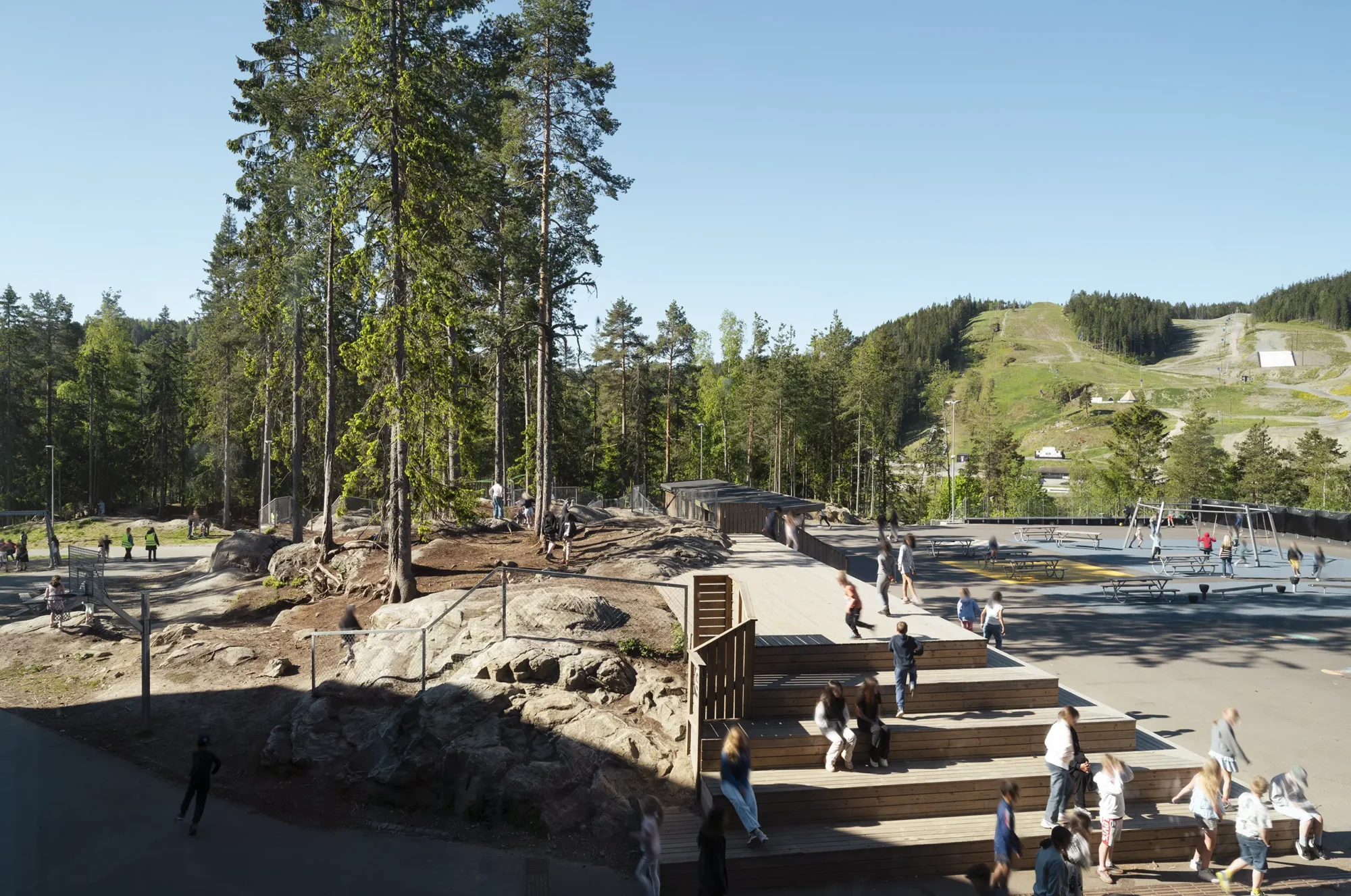 Fjerdingby skole, beliggende i en skog, der vegetasjonen er bevart og ligger helt inntil bygningskroppen. Fasader er utført i behandlet treverk, og har vindusbånd med farget plater i primærfarger, og tydelige innganger.