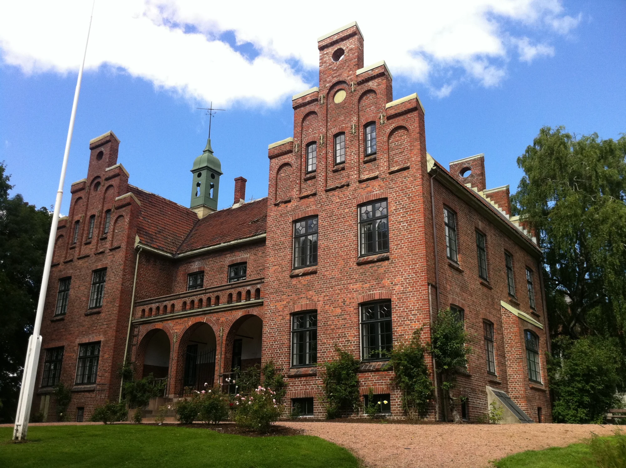 Ringstabekkveien 105, Ringhøyden, Øvre Stabæk gård. Eksisterende slott med forsamlingslokaler og kjøkken