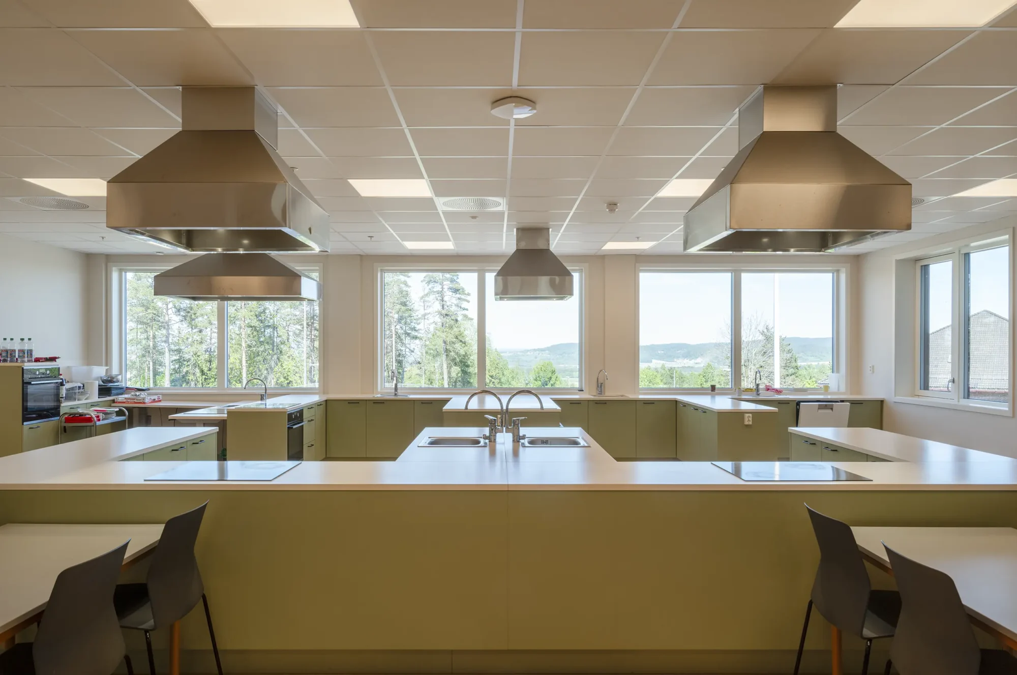 Interiøret i Fjerdingby skole er utformet med utgangspunkt i farger og materialer hentet fra naturen, for å skape et lunt og harmonisk innemiljø.