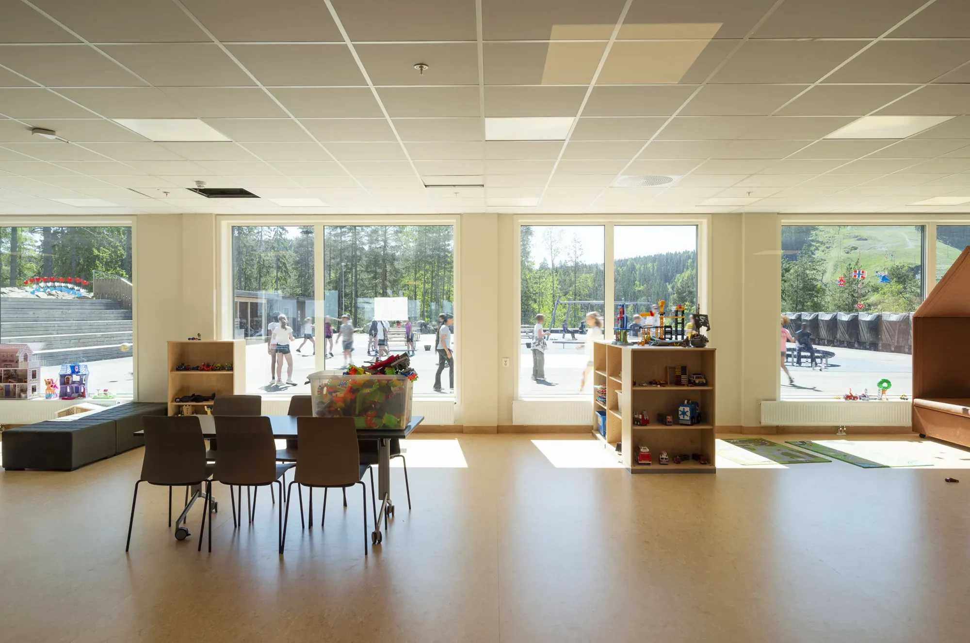 Interiøret i Fjerdingby skole er utformet med utgangspunkt i farger og materialer hentet fra naturen, for å skape et lunt og harmonisk innemiljø.