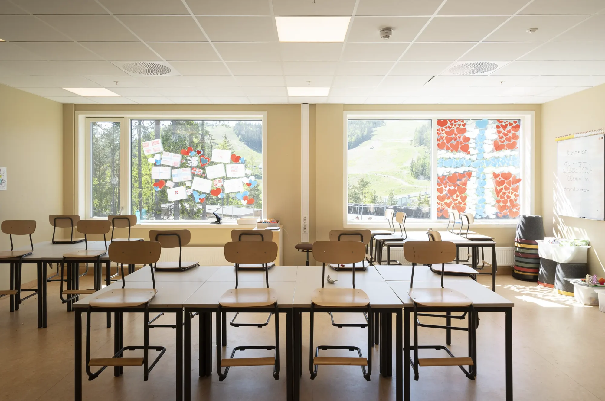 Interiøret i Fjerdingby skole er utformet med utgangspunkt i farger og materialer hentet fra naturen, for å skape et lunt og harmonisk innemiljø.