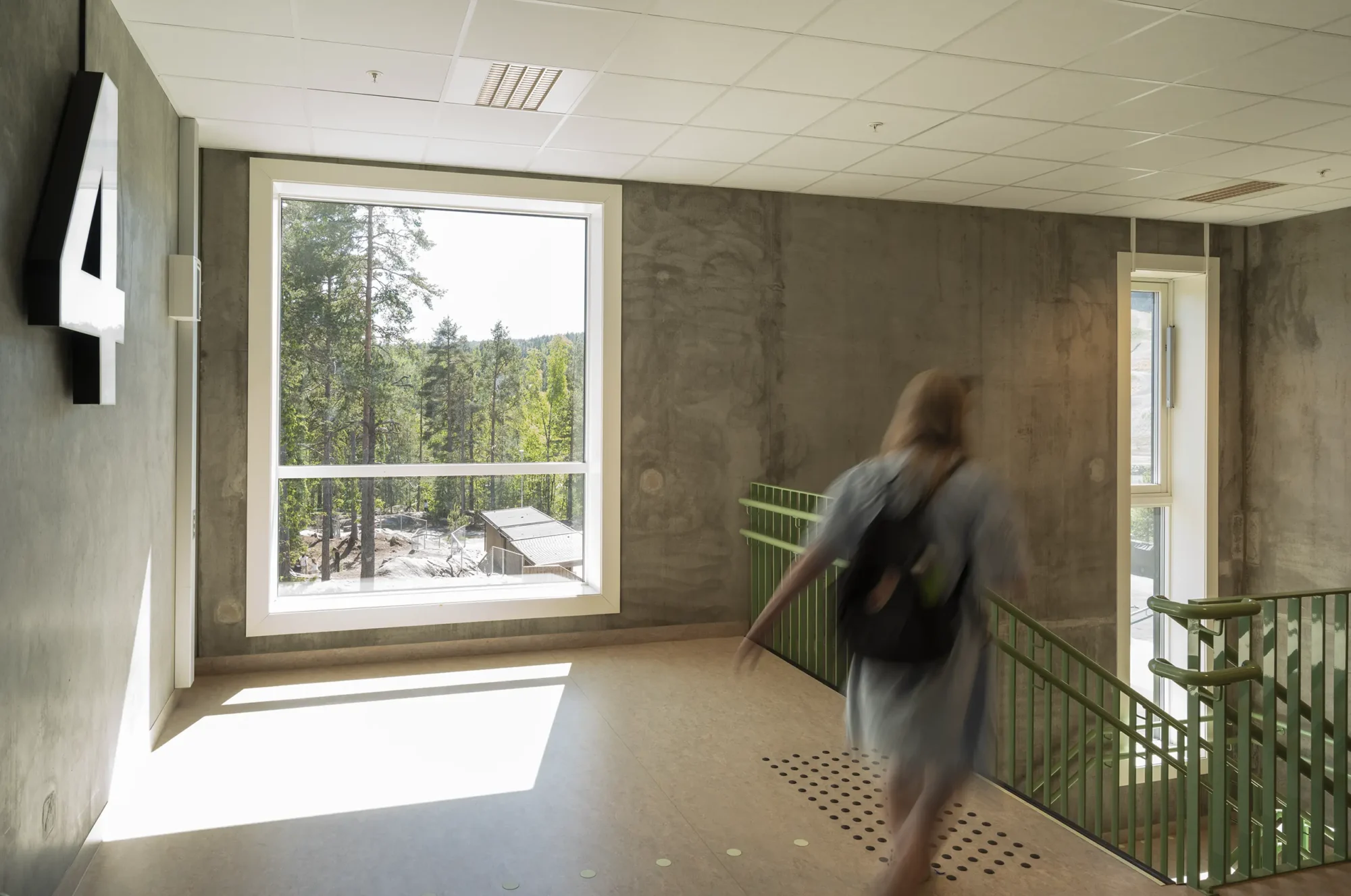 Fjerdingby skole, interiør. Eksponert betong og spreke farger