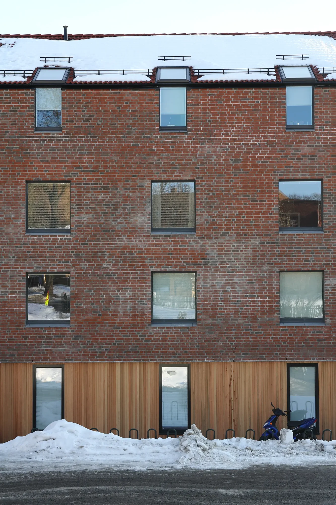 Sogn studentby, Oslo bys arkitekturpris, materialietet fasade: treverk og rød tegl. Studentskipnaden i Oslo (SiO)